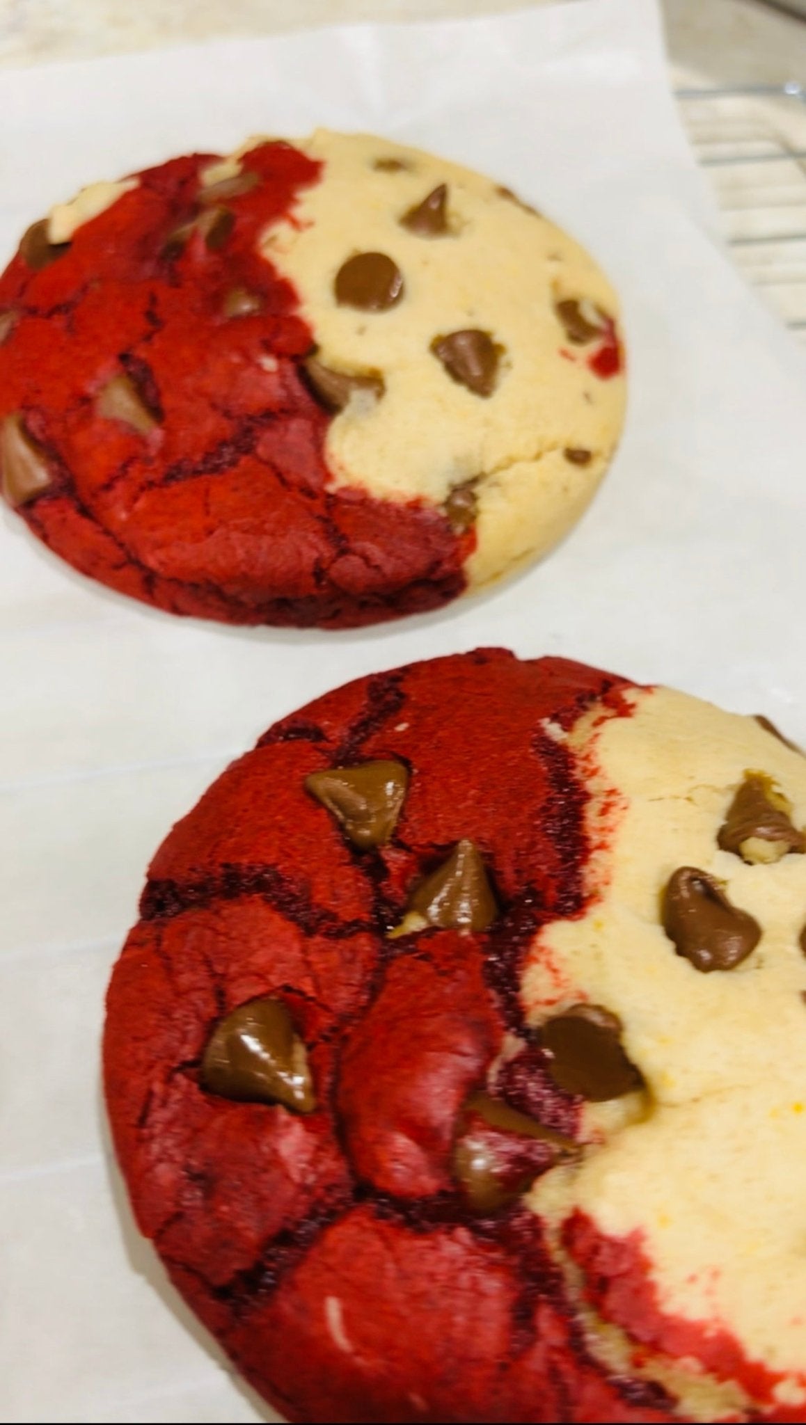Red Velvet VS Chocolate Chip Cookie! - Glittermetimbra
